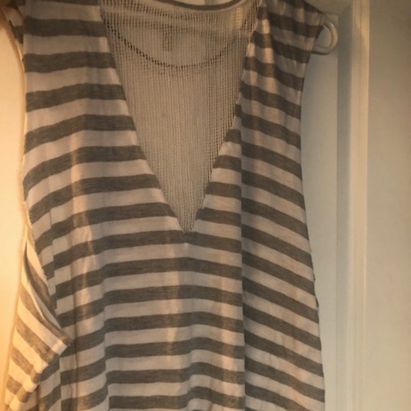 Emma & Sam V neck mesh tank - Picture 3 of 4